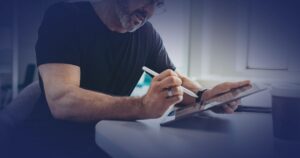 Empreendedor solo trabalhando com equipe enxuta para fazer o negócio crescer